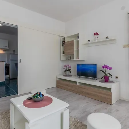 Apartman With Parking Space - 22124 *