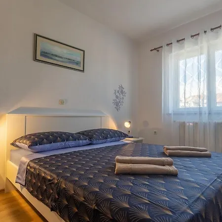 With Parking Space - 22124 Пореч